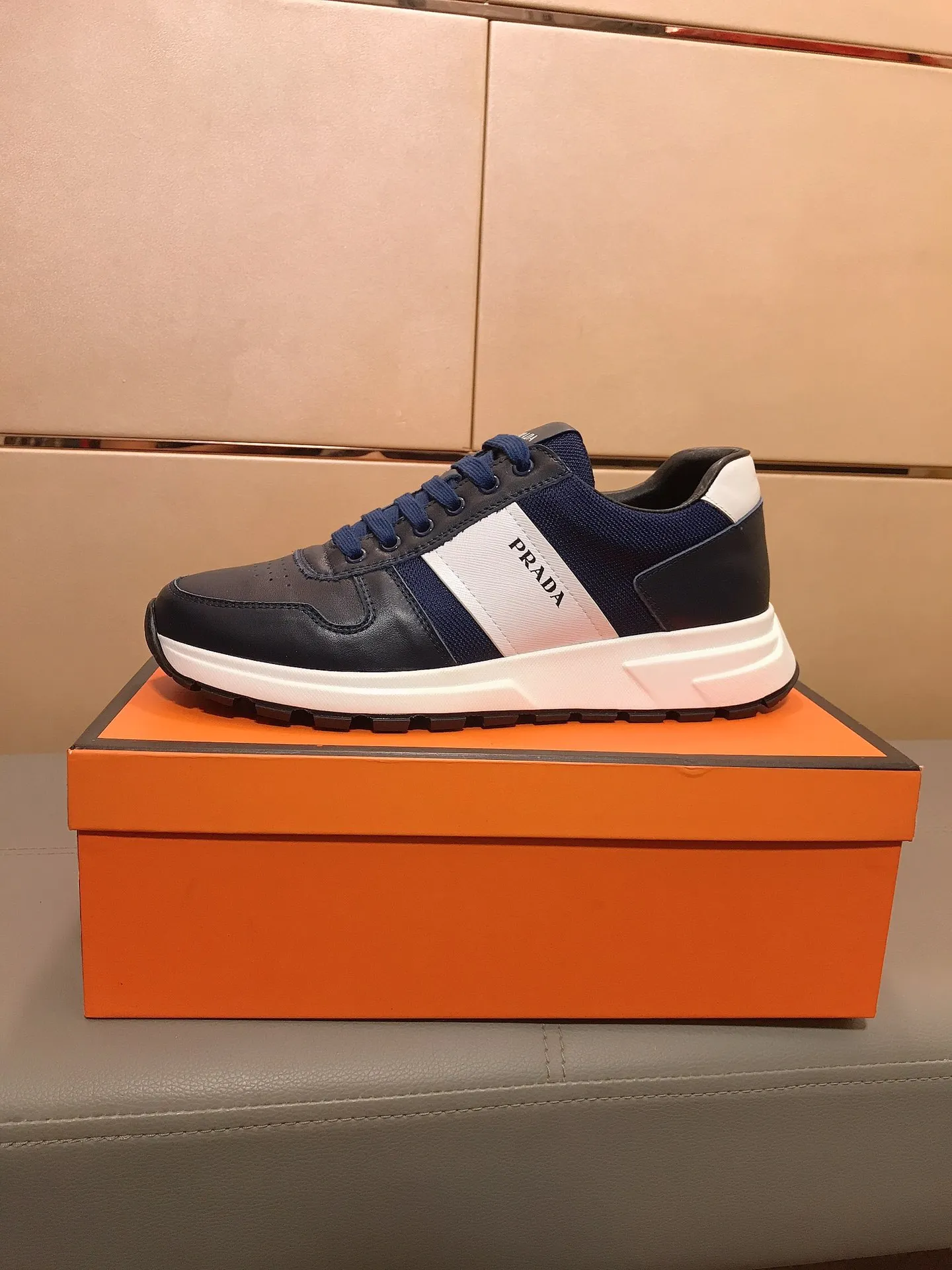 Ex-factory price 400 👟👟【PRADA】Prada's new men's fashion sports and casual shoes🇨🇳High-end boutique💯Exquisite details, uppers made of cowhide + breathable fabrics, pigskin lining🌶🌶Lightweight, wear-resistant and non-slip original outsole, comfortable to wear🎋Classic craftsmanship, fine workmanship, worth owning Code number: 38-44